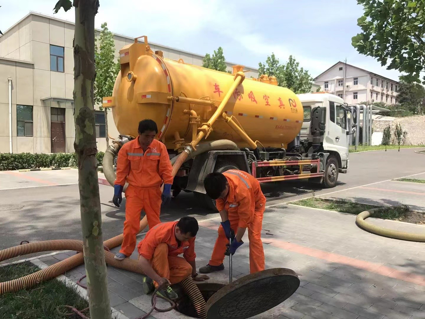 西乡塘化粪池清理与5-8吨吸粪车施工效率分析